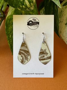 Repurposed earrings made from a 1980's storage tin. These small drop earrings have a white background with gold swirls and measure 1 1/4 inches long by 5/8 inches wide.  All jewelry is mailed in the boxes as pictured and in a compostable mailing envelope. Tin Earrings, Small Drop Earrings, Botanical Earrings, Bellingham Wa, Fruit Earrings, Face Earrings, Mailing Envelopes, Pink Earrings, Last Minute Gifts