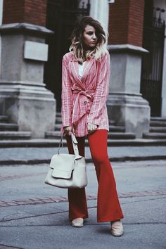 Red Bell Bottoms, Outfit Ideas Boho, Black Bell Bottoms, Fashion Blogger Outfit, Fashion Festival, Work Style