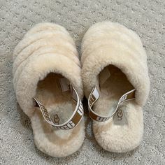 Kids Ugg Slippers In Cream Color Looks Brand New. Size 3 Kids Ugg Yeah Slides, Baby Ugg Slippers, Cute Slippers Fluffy For Kids, Toddler Ugg Slippers, Kids Ugg Slippers, Ugg Slippers, Kids Uggs, 3 Kids, Ugg Shoes