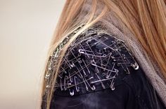 Safety pin jacket diy Punk Safety Pins, Diy Wedding Table, Studs And Spikes, Steampunk Women, Diy Jacket, Fashion Tutorial