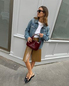 Manolo Blahnik Maysale, Chic Outfit Ideas, Personal Style Inspiration, French Girl Style, Miniskirt Outfits, French Women, Chic Outfit, Woman Standing, Fashion Editor