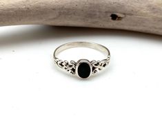 Black Onyx Swirl Vintage Ring - Black Onyx Silver Ring - Black Onyx Swirl Ring - Black Onyx Size 4, 5, 8, 9, 10 - 925 Sterling Silver Delicate, classic and modern at the same time, just the right small size beautiful ring. Face Height:5mm Lightweight Stone: Black Onyx Metal 925 Sterling Silver Hallmark 925 Band: 2mm Onyx Silver Ring, Promise Rings Vintage, Peridot Jewelry, Swirl Ring, Black Onyx Ring, Classy Jewelry, Funky Jewelry, Ring Black, Silver Prices