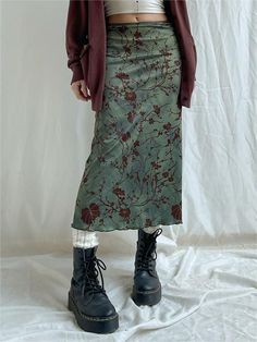 Styl Grunge, Grunge Harajuku, Moda Grunge, Green Midi Skirt, Skirt Aesthetic, Skirt Streetwear, Printed Long Skirt, Mid Calf Skirt, Estilo Hippie