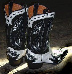 Painted Boots, Cowgirl Era, Boot Scootin Boogie, Custom Cowboy Boots, Cowboy Gear, Boy Music, Girl Boots, Tactical Gloves, Mens Cowboy