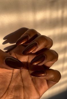 Understated and sleek, grey nails bring effortless style! 🌸 Perfect for any outfit. 💖 Save for minimalist inspo! Fall Gold Nails, Knit Nails, Brown Chrome Nails, Brown Chrome, Glitter Tips, Grey Nails, Nude Polish, Festive Manicure, December Nails