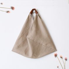 Introducing our versatile Japan-inspired Linen Origami Bag, the perfect eco-friendly accessory for your everyday needs!  This Market Tote doubles as a stylish Grocery Bag, Bento Bag, and modern Shoulder Hobo Bag all in one.  Handcrafted with high-quality linen, this Reusable Bag is not only practical but also a sustainable choice for the environment.  Treat yourself to this must-have gift or surprise a loved one this Mother's Day with a thoughtful and functional present. Add a touch of modern fl Origami Sewing, Bag Origami, Diy Bags No Sew, Coffee Bean Bags, Slouch Bag, Origami Bag, Sac Diy, Triangle Bag, Bento Bags