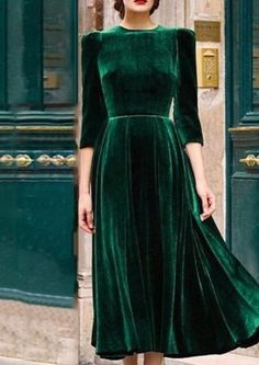 1930’s inspired hunter green velvet dress. I can see #meghanmarkle wearing this. Vintage Velvet Dress, Walking Down The Street, Green Velvet Dress, Evening Dresses With Sleeves, Evening Dresses Short, Maxi Robes, Midi Sheath Dress, Winter Trends, Maxi Dress Green