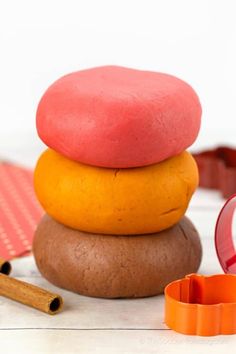 Pumpkin Pie Playdough, Brown Food Coloring, Edible Playdough, Scented Play Dough, Homemade Playdough Recipe, Orange Food Coloring, Pumpkin Scent