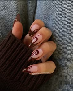 #ongles #nailsarts #onglesgel Almond Nails Ideas Fall 2024, Cute Fall Nails Almond, Nail Art Designs Fall 2024, Hourglass Nails, Almond Brown Nails, Brown Swirl Nails, Long Nails Almond, Long Almond Nails, Swirl Nails