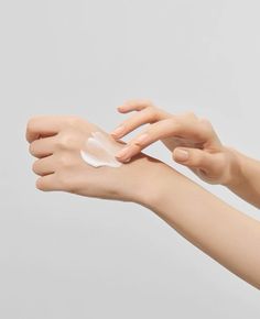 Hand Product Photography, Sunblock Aesthetic, Hand Cream Photography, Cream Photography, Skin Aesthetic, Skincare Products Photography, Hand Photography, Serious Skin Care