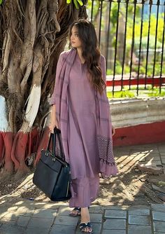 Office Wear Women Work Outfits, Indian Dress Up, Women Kurta, Simple Kurta Designs, Casual Indian Fashion, Desi Fashion Casual, Office Wear Women, Office Outfits Women, Kurta Designs Women