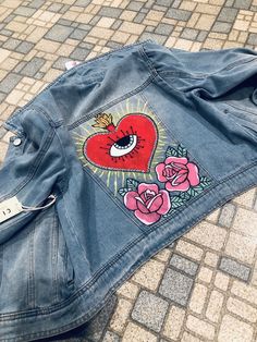 Customise Denim Jacket, Painted Demin Jackets, Hand Painted Jean Jacket Ideas, Fabric Painting On Denim Jacket, Jeans Jacket Design, Embroidery On Jackets, Hand Painted Denim Jacket Art, Denim Jacket Custom Paint, Denim Jacket Design Ideas