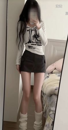 Petite Hourglass Figure, Acubi Club, Chinese Douyin, Korean Fashion Grunge, Outfit Ideas Grunge, Simple Streetwear, Rockstar Girlfriend, Cinnamon Girl