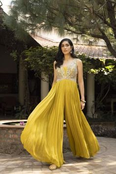 17 Beautiful Dussehra Outfits for Girls to Wear This Dussehra #dussehra #outfittrends Anarkali Kurti Design, Embroidery Jumpsuit, Yellow Mirror, Embellished Jumpsuit, Haldi Outfit, Embroidered Jumpsuit, Outfits For Girls, Pleated Jumpsuit, Jumpsuit For Women