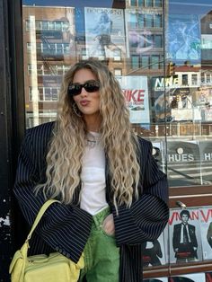 Street Fashion Photoshoot, Embrace Messy Hair, Emili Sindlev, Long Hair Trends, Crimped Hair, Professional Tips, Paris Outfits, Favorite Hairstyles