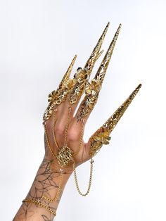 This unique finger claws is perfect fo parties, photosots, fashion editorials, make-up, cosplay, halloween and style gothic queens, fairy or witch style.  Finger Claw Rings long 12 cm = 4.72 inch All claws are fully adjustable and good quality. It sits soft and comfortable on the fingers and you can dance and move a long time. The price is for 5 ( one hand) or 10 piece (both hand). Please choose the number of pieces in the your order. Shipping time of the items located in the USA stock typically Gold Finger Claws, Nails Jewellery, Armor Rings, Finger Claws, Sugar Skull Nails, Gothic Cosplay, Skull Nails, Armor Ring, Halo Crown