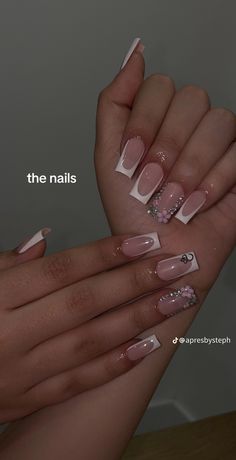 White French Tip Nails Ideas, Medium Short Nail Designs, Short Latina Nails, Nails Ideas With Initials, Short Nails With Initial, Nail Ideas Medium Length, Medium French Tip Acrylic Nails, Nail Inspo With Initial, Short Frenchies