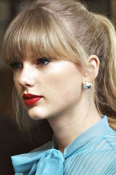 Swifties, get ready to be inspired! Explore 10 stunning red carpet hairstyles Taylor Swift has absolutely nailed, from glamorous updos to her iconic Taylor Swift bangs. Whether you\'re channeling her Era Tour vibes or looking for the perfect red carpet hair for your next event, these looks will have you shining like a star! Bob Over 50, Balayage Brunette Short, Cute Medium Haircuts, Short Haircuts With Bangs