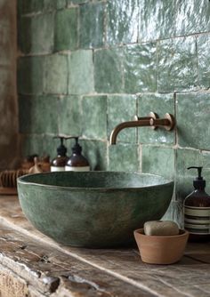 Green Bathroom Tile Ideas, Green Bathroom Tile, Baie Vintage, Outdated Bathroom, Green Tile Bathroom, Green Tiles, Bathroom Tile Ideas, Tile Trends, Tile Shower Ideas