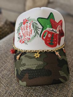 Holly Jolly and hot chocolate fun trucker hat!!  Available in Adult or Youth! Get yours today! *Several colors available, custom made to order. *Your choice of chain, 5 random charms included. Womens Western Hats, Bling Hats, Christmas Hats, Painted Hats, Country Fashion, Hat Patches, Hat Ideas