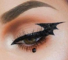 Halloween Makeup Black Eyes, Cute Halloween Eyeliner Looks, Eyeliner Looks For Halloween, Cool Halloween Eyeliner, Batman Makeup Look, October Eyeliner Looks, Black Eyeliner Halloween Makeup, Easy Spooky Eye Makeup, Halloween Eye Makeup Simple