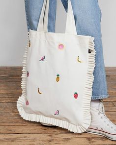 Cool Canvas Totes, Diy Cloth Bag, Cloth Bag Design Ideas, Bag Designs Ideas, Cool Tote Bag Design, Cute Tote Bag Design, Tote Bag Inspiration, Fabric Bag Design, Tote Bags Design