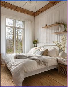 Loved these bedroom color schemes soooo much! There is a color scheme no matter your taste. Lots of warm, neutral and relaxing ones to choose from! Rustic Bedroom Ideas, Reclaimed Wood Decor, Creative Bedroom, Rustic Bedroom