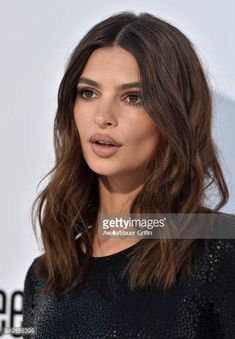 Model/actress Emily Ratajkowski arrives at the premiere of STX Films' 'I Feel Pretty' at Westwood Village Theatre on April 17 2018 in Westwood... Bronde Hair, Brown Hair Balayage, Emily Ratajkowski, Grunge Hair