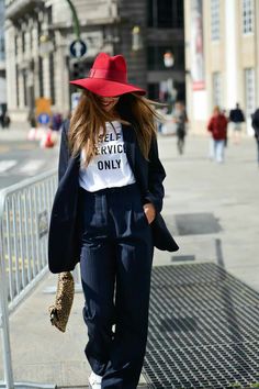 Hat Outfit Spring, Red Hat Outfit, Fedora Outfit, Fedora Hat Outfits, Colour Outfit, Red Fedora, Boho Winter Outfits, Elegantes Outfit Damen, Hat Outfits