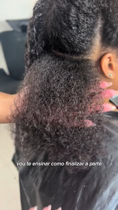 ✨Aprenda como finalizar um cabelo poroso sem causar mais danos! 👩‍🦱Esse tipo de cabelo necessita um pouco mais de atenção! 🌞Seu cabelo é assim? Diz nos comentários! Dá um 💖 se gostou e manda pra uma amigona sua!😘     cabelereiro salão, gelatina finalização, cuidar de cabelo poroso, quando usar acidificante, creme cabelos crespos Curly Hair Care Routine, Long Hair Tips, Cute Hair Colors, Quick Natural Hair Styles, Pelo Afro, Hair Techniques, Curly Hair Styles Easy, Hairdos For Curly Hair, Black Hair Care