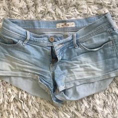 Nwot Holister Womens Cute Jean Shorts! Jean Shorts Light Wash, Low Waisted Jean Shorts, Y2k Stuff, Womens Jean Shorts, Youtuber Dr, Cute Jean Shorts, Obx Dr, Long Jean Shorts, Dr Wardrobe