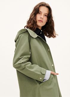 Parka imperméable sur une base de matière technique avec capuche pour femme. Non doublé. Poignets boutonnés par deux boutons de pression cachés. 2 poches à rabat. Fente à l'arrière. Fermeture par un zip métal et une patte de boutonnage à pressions. Matière en provenance d' Italie. Military Jacket