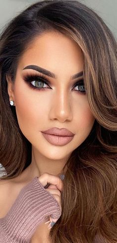 49 Stunning wedding makeup looks for any wedding theme Elegant Makeup For Wedding Guest, Wedding Makeup Siren Eyes, Wedding Makeup For Fall Brides, Glamorous Eyeshadow Looks, Eyeshadow For Wedding Guest, Eyeshadow Looks For Wedding Guest, Super Glam Makeup Looks, Neutral Smoky Makeup, Rustic Wedding Makeup Brown Eyes