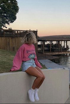 Joandkemp Outfit, Tomboy Outfits Spring, Cute Spring Outfits With Sneakers, Summer Outfits With Short Hair, Joandkemp Fashion, Cute Summer Outfits College, Riverwalk San Antonio Outfit, Socal Summer Outfits, Sarahs Day Outfit