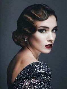 Looking for jaw dropping vintage hairstyles? Check out these 18 hottest vintage hairstyles that are always trendy! Maquillage Pin Up, 1920s Womens Hairstyles, 1920s Hairstyles