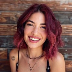 Magenta Bob Hair, Red Bob Hairstyles, Dark Red Hair Color Ideas, Cola Hair, Red Bob Hair, Dark Red Hair Color, Two Toned Hair