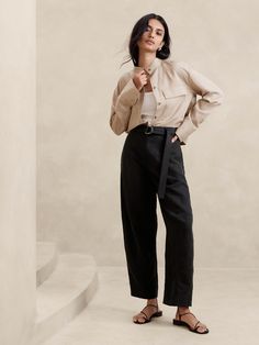 We took a fresh approach to the season's barrel-leg silhouette, achieving an architectural effect with special seams at the knee and hem to create that slightly bowed silhouette through the leg.  Here, we cut this pant in a beautifully breathable blend of TENCEL™ lyocell and luxurious linen--a fabric we love for its silky drape and its ability to stay fresh even in heat and humidity.  Barrel Leg: High rise (11") with a relaxed, barrel leg.  Ankle length Sustainability: Made with TENCEL™ lyocell, Barrel Leg Pants Outfit, Barrel Pants Outfit, Employee Outfit, Outfit Trabajo, Single Poses, Style Capsule, Spain Summer, Casual Work Outfits Women, Comfort Fashion