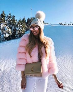 Cute Ski Outfits For Women, School Outfits Pink, Casual Outfits School, Cute Ski Outfits, Ski Outfit For Women, Pretty Winter Outfits, Pink Fur Coat, Elegant Gloves, Fashion Winter Outfits