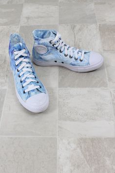 Chuck Taylor All Stars Converse high top shoes blue marble All Star Converse High Tops, Converse Ideas, Converse Store, Stars Converse, Shoe Painting, Converse Outfits, Converse High Top, Baby Dino, All Stars Converse