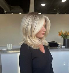 Ash Blonde Hair With Highlights, Bronde Lob, Bronde Bob, Shoulder Length Blonde, Blonde Layered Hair, Mom Haircuts, Blonde Lob, Summer Blonde