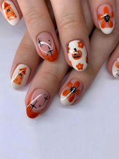 Acrylic Nails Autumn Colours, Level One Nail Art, Halloween Nails Not Acrylic, Cute Ghost Halloween Nails, Holoween Nail Design, Opposite Hand Nails, August Nails Colors, Pre Halloween Nails, Fall Nail Designs Halloween