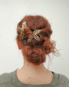 Gold Leaf Hair, Boho Hair Pins, Wedding Outfit Inspiration, Exotic Wedding, Boho Beach Wedding, Beach Wedding Hair, Boho Hair, Hair Adornments, Inverted Triangle