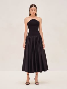 The Kamali Dress showcases a sleek, strapless bodice adorned with a textured ribbed pattern that accentuates the waist and flatters the silhouette. Fusing into a graceful A-line skirt, the dress creates a captivating contrast with its fluid fabric and delicate pleats, exuding effortless elegance. Pair it with the Russie Capelet for a chic ensemble. Model wears XS. Brown Dresses Wedding Guest, Rodarte Black Dress, Reformation Formal Dress, Black Tie Wedding Guest Dress Nye, Black Tie Wedding Guest Dress Women, Winter Black Tie Dress, Strapless Wedding Guest Dress, Dress Patterns Formal, Chic Formal Outfit