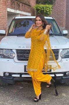 Punjabi Suit Trending, Yellow Patiala Suit For Haldi, Yellow Suit Indian Haldi, Yellow Patiala Suit, Yellow Suit Indian, Yellow Punjabi Suit, Bride Fashion Photography, Desinger Dresses, Patiyala Suits