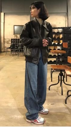 Leather Jacket Outfits, 가을 패션, Wide Pants, Winter Fits, Look Vintage, Hijab Outfit, Black Leather Jacket