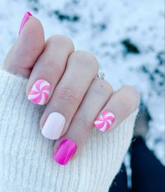 Swirl Christmas Nails, Pink Peppermint Nails, Nutcracker Nail Art, Christmas Nails Preppy, Pink Candy Cane Nails, Hot Pink Christmas Nails, Bright Christmas Nails, Preppy Christmas Nails, Pink Christmas Nails Short