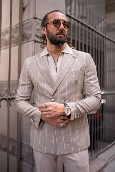 Elevate your winter wardrobe with the HolloMen Roman Beige Patterned Double-Breasted Jacket. This stylish jacket is crafted with premium materials and attention to detail, offering a sophisticated look for both casual and semi-formal occasions.