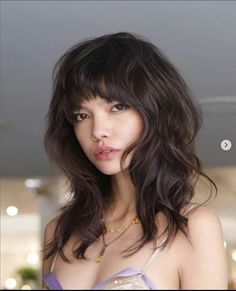 Yuki, shapely shaglet. Mid Length Hair With Bangs, 80s Haircuts, Layered Hair With Bangs, How To Cut Bangs, Wavy Haircuts, Haircuts For Wavy Hair, Midlength Haircuts, Hair Advice, Trending Haircuts