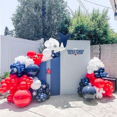 balloons are arranged in the shape of an arch