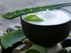 Obličejové Masky, Aloe Vera For Face, Aloe Vera Skin Care, Aloe Vera For Hair, Best Beauty Tips, Lighten Skin, After Sun, Pharmacology, Aloe Vera Gel